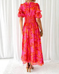 Robe longue rose imprimée à col en V