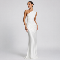Robe longue en satin à col carré