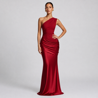 Robe longue en satin à col carré