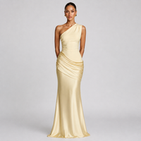 Robe longue en satin à col carré