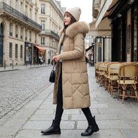 Manteau matelassé long à capuche bordée de fourrure