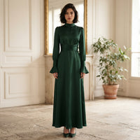 Robe longue en satin à manches bouffantes