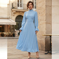 Robe longue en satin à manches bouffantes
