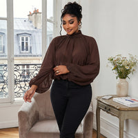 Blouse à manches bouffantes et encolure nouée