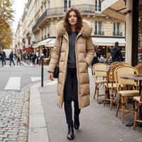 Manteau matelassé long à capuche bordée de fourrure