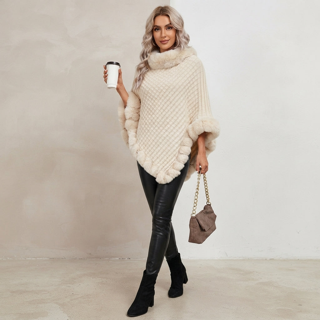 Poncho en fausse fourrure blanche