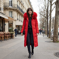 Manteau matelassé long à capuche bordée de fourrure