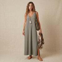 Robe longue à bretelles décolletée