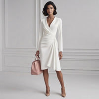 Robe trapèze à col en V et détails froncés
