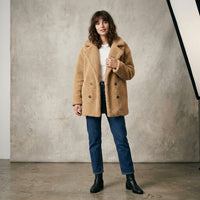 Veste courte en fausse fourrure effet mouton