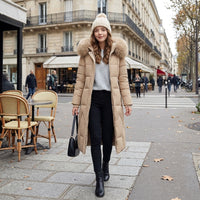 Manteau matelassé long à capuche bordée de fourrure