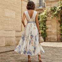 Robe midi bleue à fleurs cintrée et évasée