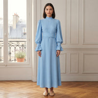 Robe longue en satin à manches bouffantes