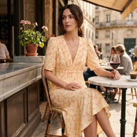 Robe midi fleurie à décolleté plongeant en V