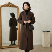 Manteau long à revers ceinturé