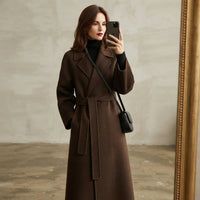 Manteau long à revers ceinturé