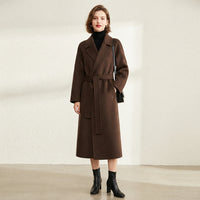 Manteau long à revers ceinturé
