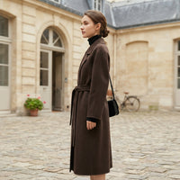 Manteau long à revers ceinturé
