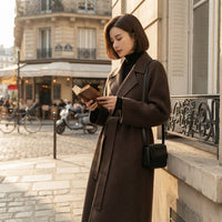 Manteau long à revers ceinturé