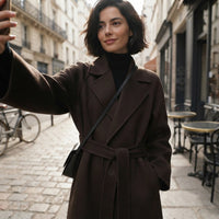 Manteau long à revers ceinturé