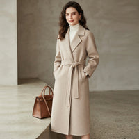 Manteau long à revers ceinturé