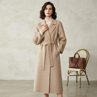 Manteau long à revers ceinturé