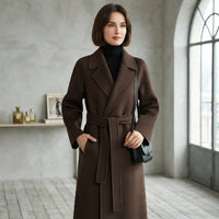 Manteau long à revers ceinturé