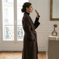 Manteau long à revers ceinturé
