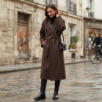 Manteau long à revers ceinturé