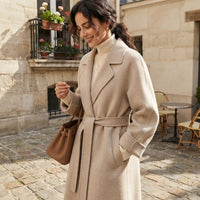 Manteau long à revers ceinturé