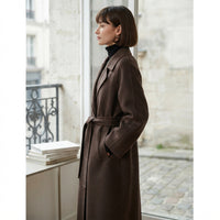 Manteau long à revers ceinturé