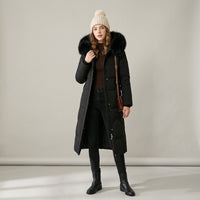 Manteau matelassé long à capuche bordée de fourrure