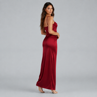 Robe longue en satin à col bénitier